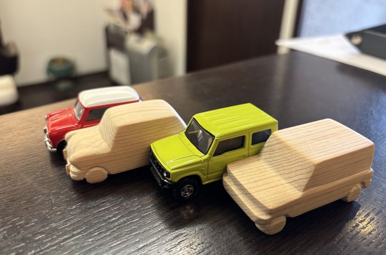 木彫りの車